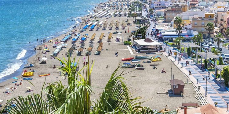 Foto de la playa de Torremolinos donde te puedes alojar muy cerca con tu perro