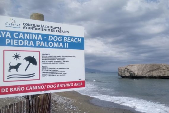Playa canina de Piedra Paloma en Casares Málaga