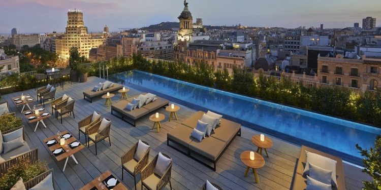 Hotel Mandarin Barcelona con unas impresionantes vistas desde la piscina