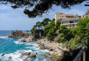 Visita Girona con tu perro y alojate en hoteles como el Hotel Cap Roig