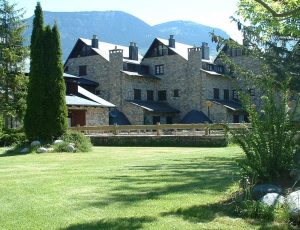 Foto del exterior y los jardines de unos apartamentos que admiten perros GRATIS en la provincia de Huesca ideales para disfrutar de la montaña y la naturaleza