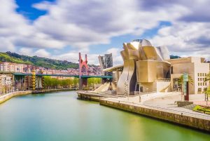 Foto de Bilbao desde el río con el Guggenheim de fondo