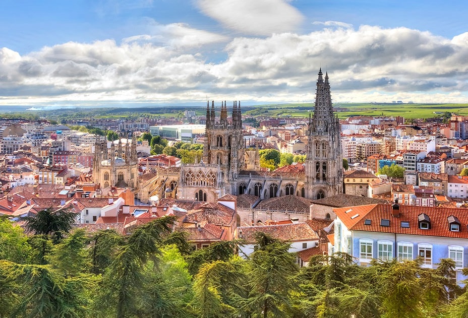 Foto con vistas a la ciudad y donde destaca la Catedral de Burgos por encima de las casas del casco viejo