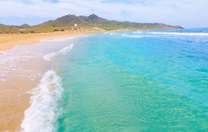 Foto de una playa de la Manga del Mar Menor donde se puede ver el azul turquesa de las aguas