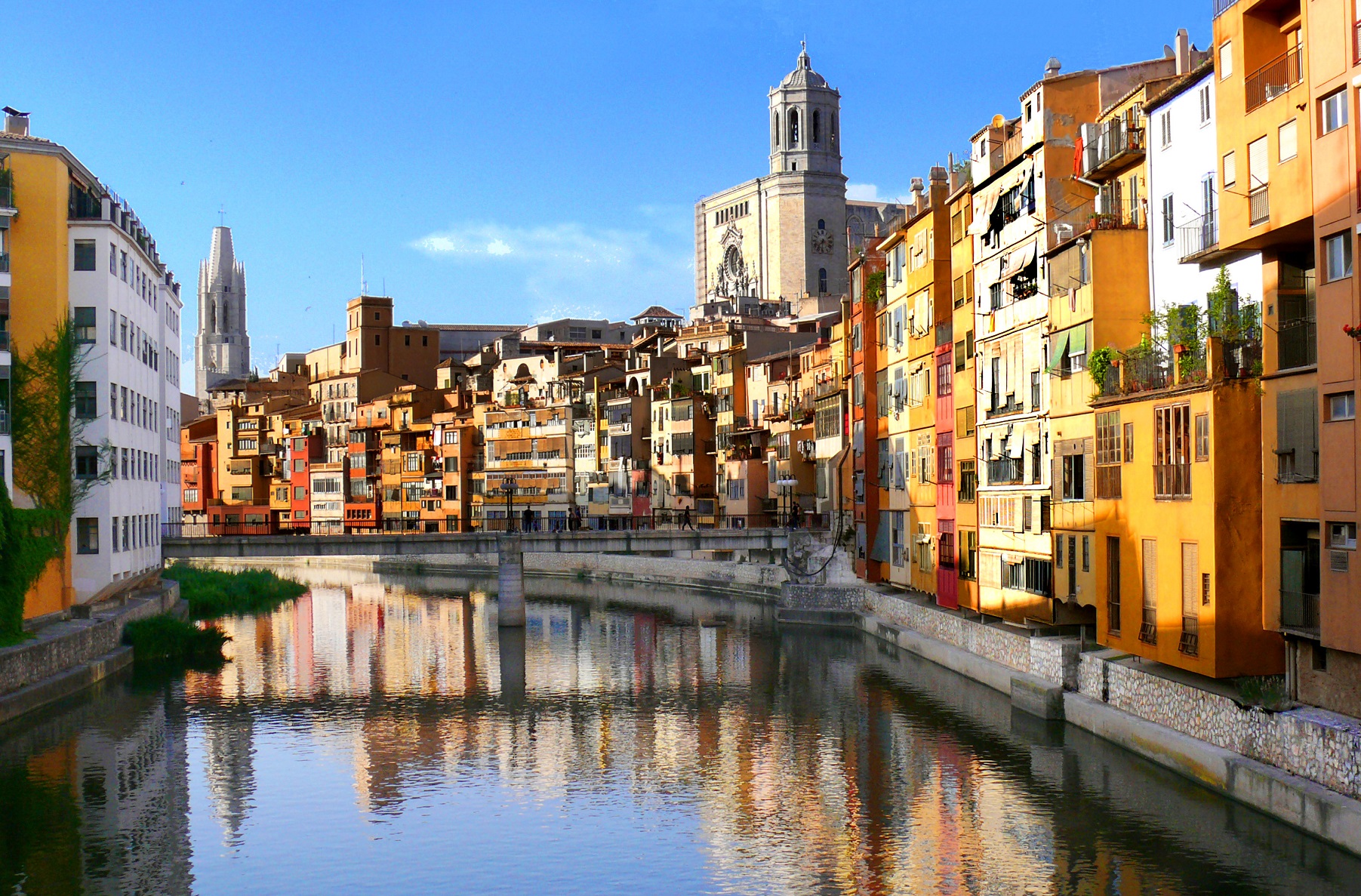 Foto del rio atravesando la ciudad de Girona