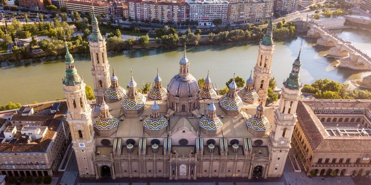 Foto desde el cielo donde se puede ver la Catedral de Zaragoza, el punte sobre el río y parte de la ciudad