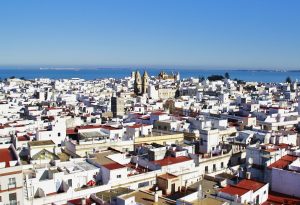Foto aerea donde se puede ver el color blanco de las casas de la ciudad de Cádiz con el mar de fondo