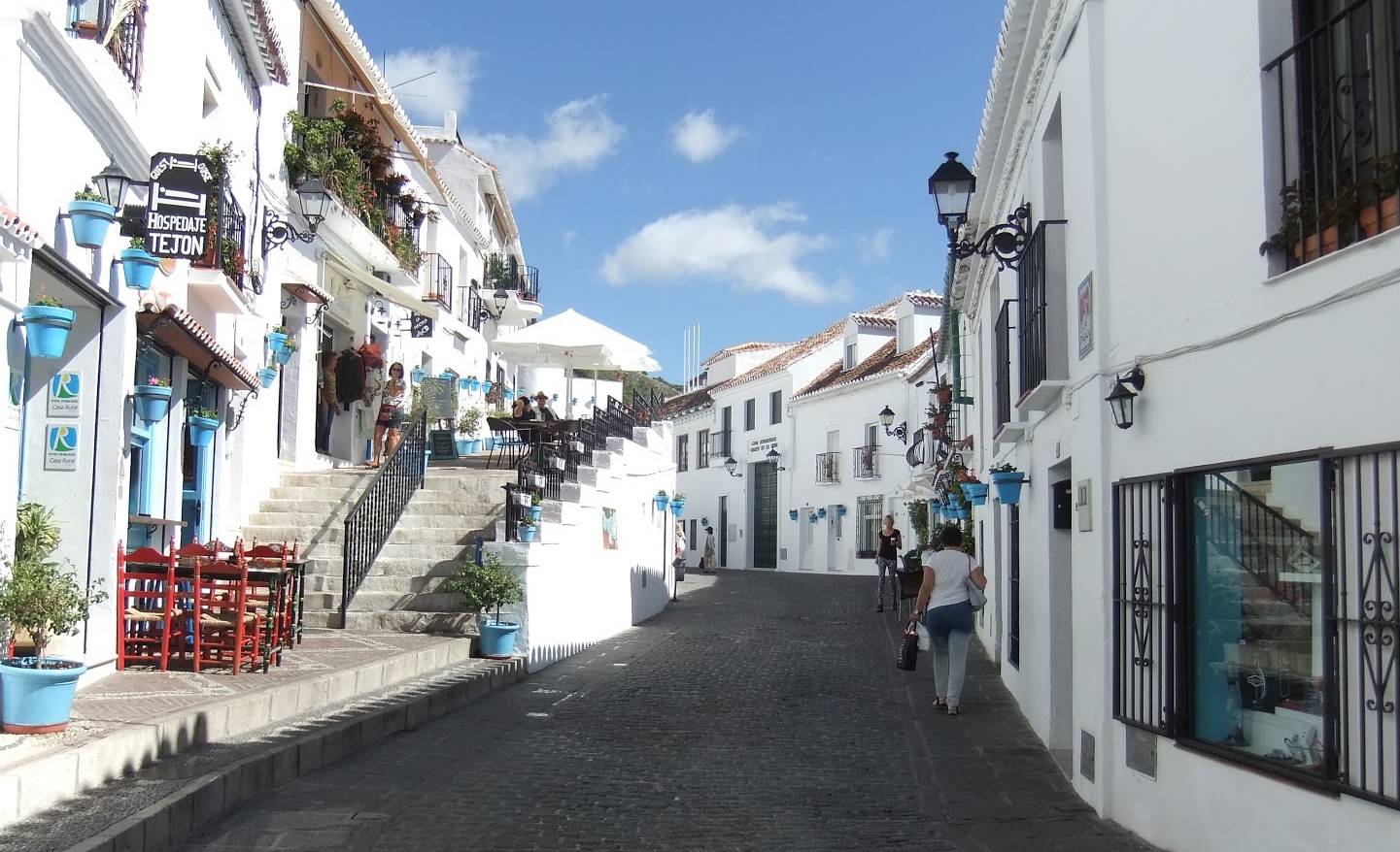 Foto de una de las calles de Mijas donde se puede ver el color blanco característico de sus calles