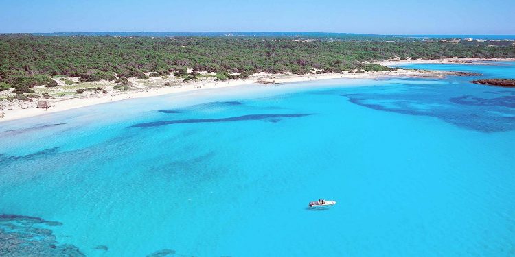 Foto donde se puede ver el color azul turquesa de las aguas en la playa de "es Trenc" en Campos