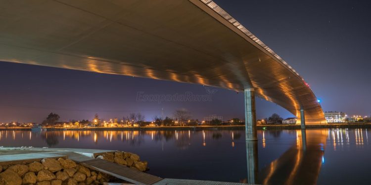 Foto con Deltebre al fondo en plena noche bajo el puente