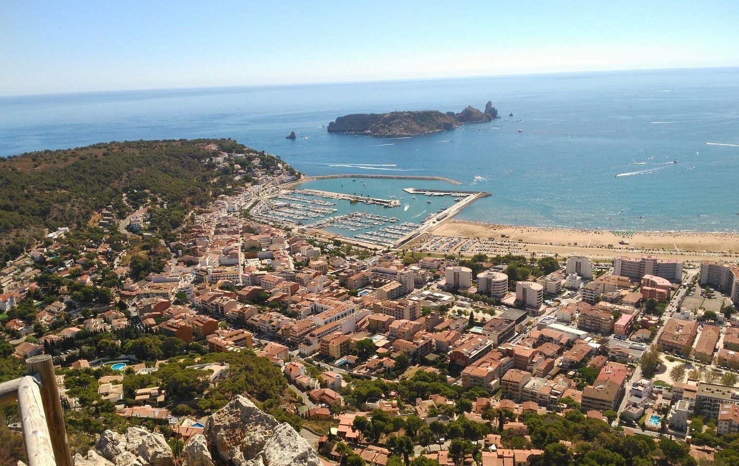 Foto desde lo alto de una montaña de Sant Pere Pescador