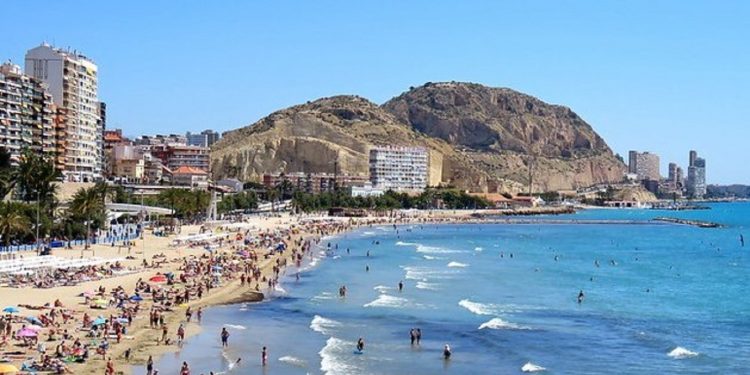 Foto panorámica de una playa de Alicante, ideal para ir de vacaciones con tu perro