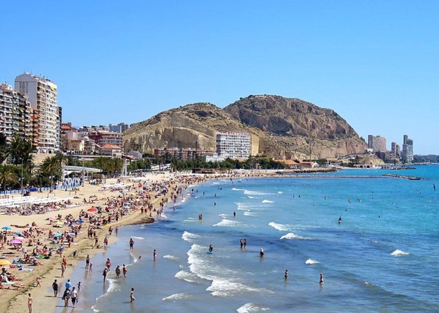 Foto panorámica de una playa de Alicante, ideal para ir de vacaciones con tu perro