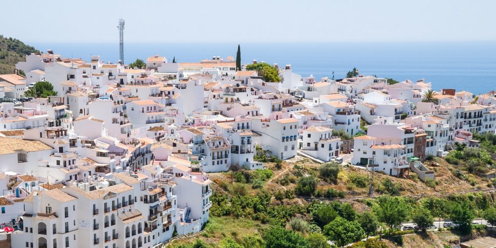 Foto de Frigiliana donde se puede ver el color blanco característico de sus casas al más puro estilo de pueblo andaluz