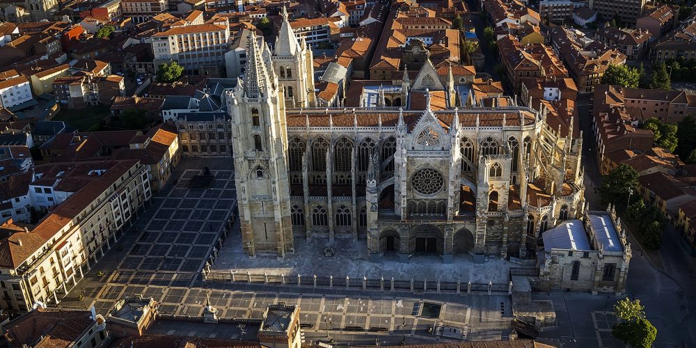 Foto desde el aire de la ciudad de León donde destaca sobre las casas la Catedral de León