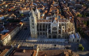 Foto desde el aire de la ciudad de León donde destaca sobre las casas la Catedral de León