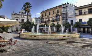 Foto de Sanlúcar de Barremada en el centro con una plaza donde puedes tomar el sol con tu perro