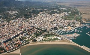 Vista desde el aire de Sant Carles de la Ràpita donde se puede ver el bonito color del agua en sus playas