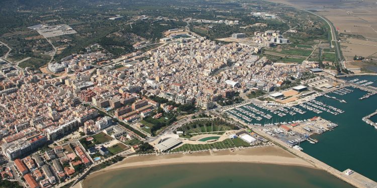 Vista desde el aire de Sant Carles de la Ràpita donde se puede ver el bonito color del agua en sus playas