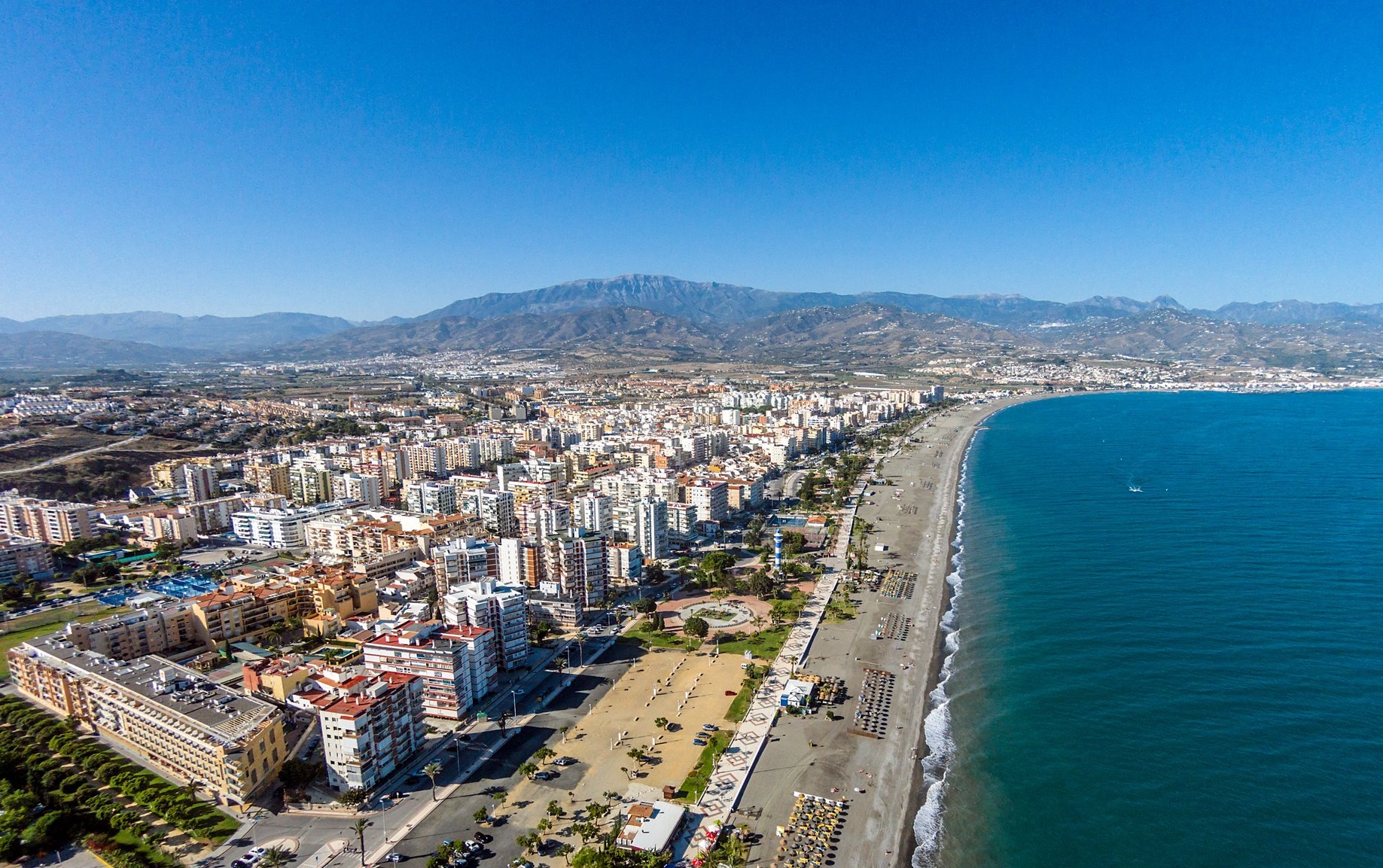 Foto desde el cielo de Torre del Mar donde se puede ver la calidad de la arena de las playas y el color azul del mar