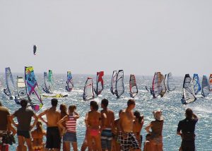 Foto competición de windsurf en Tarifa, lugar ideal para ir de vacaciones con tu perro