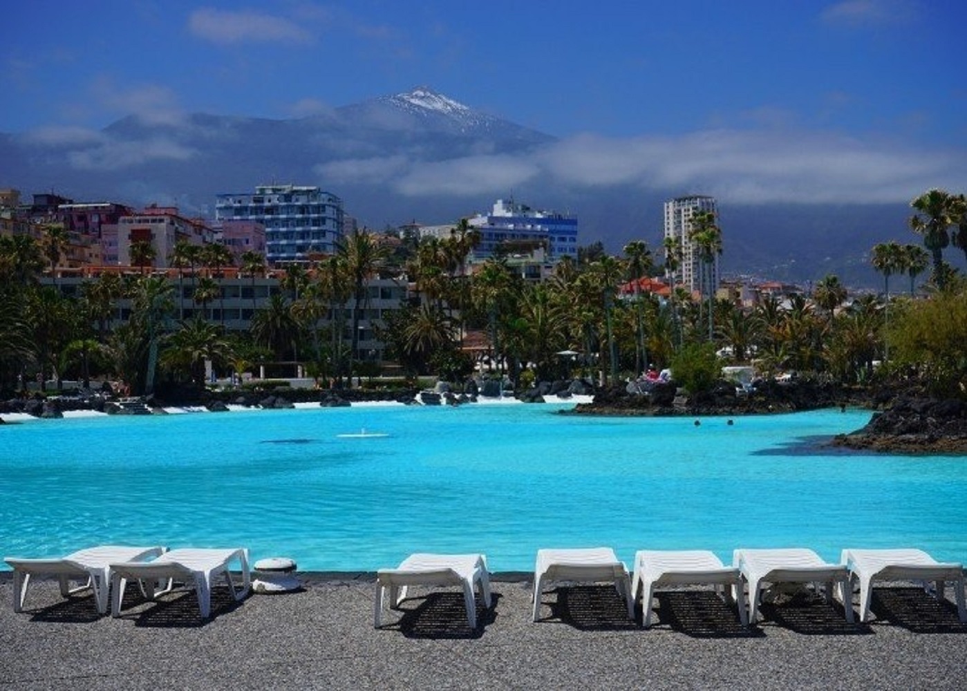 Foto de piscina con Teide al fondo del Puerto de la Cruz, ideal para ir de vacaciones con tu perro