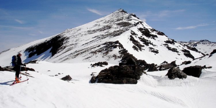 Foto de Sierra Nevada donde se ve un esquiador a la izquierda de la foto