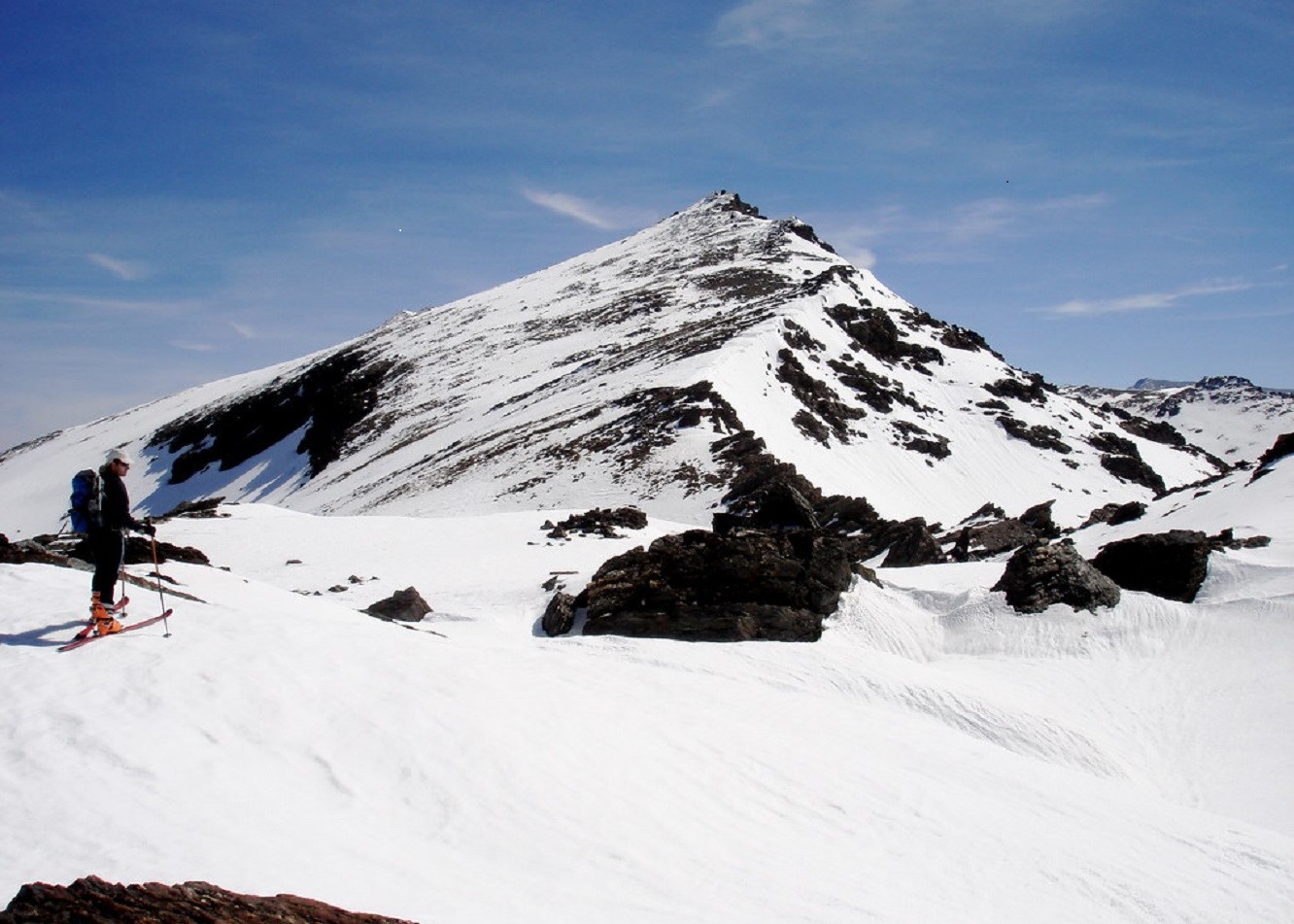 Foto de Sierra Nevada donde se ve un esquiador a la izquierda de la foto
