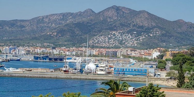 Foto panorámica del puerto deportivo de Roses en Girona. Ideal para pasar disfrutar con tu perro.