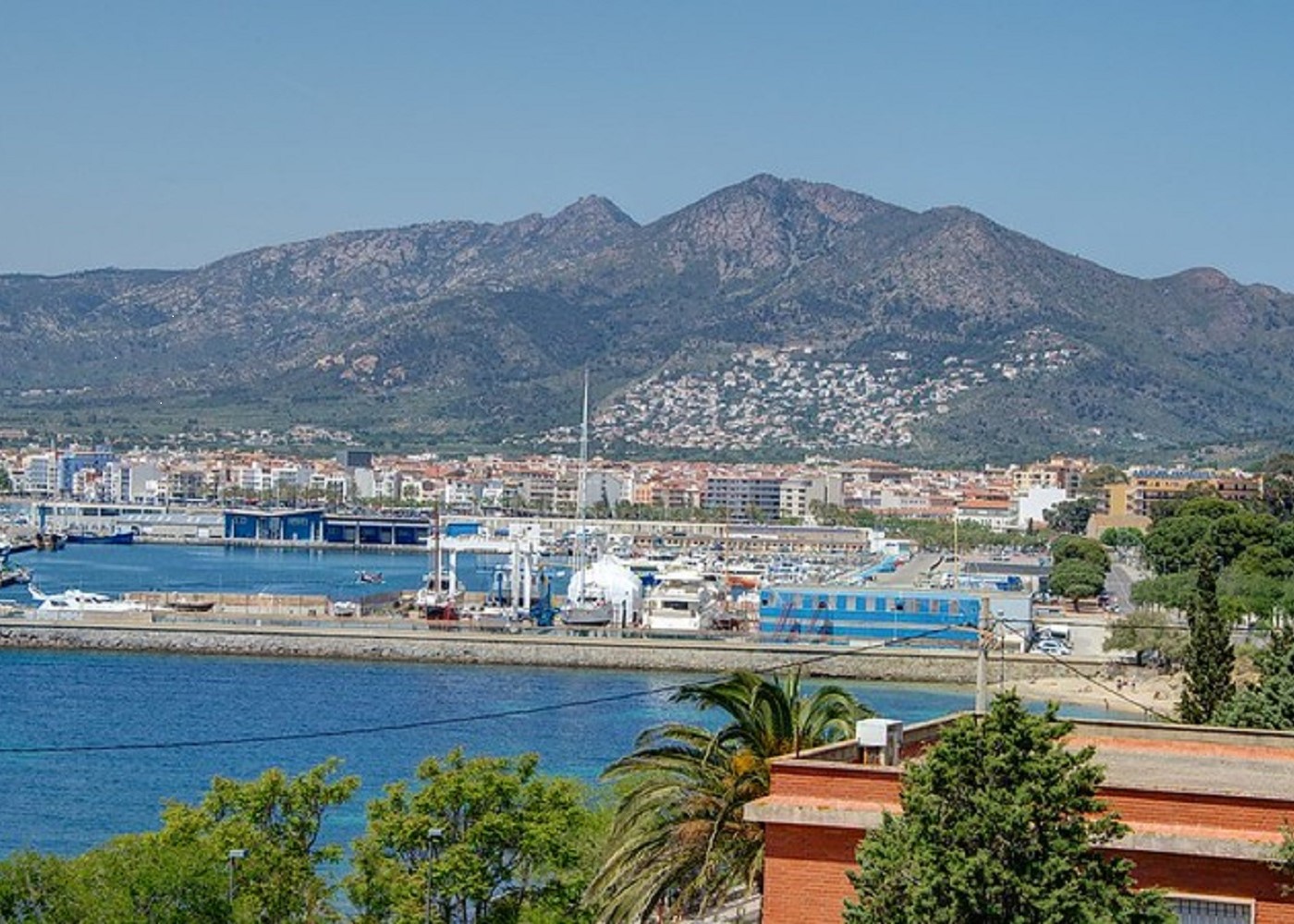 Foto panorámica del puerto deportivo de Roses en Girona. Ideal para pasar disfrutar con tu perro.