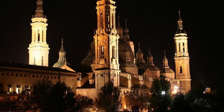 Foto de la Basílica del Pilar, edificio emblemático de Zaragoza, ciudad en la que podrás disfrutar con tu perro de unas merecidas vacaciones.
