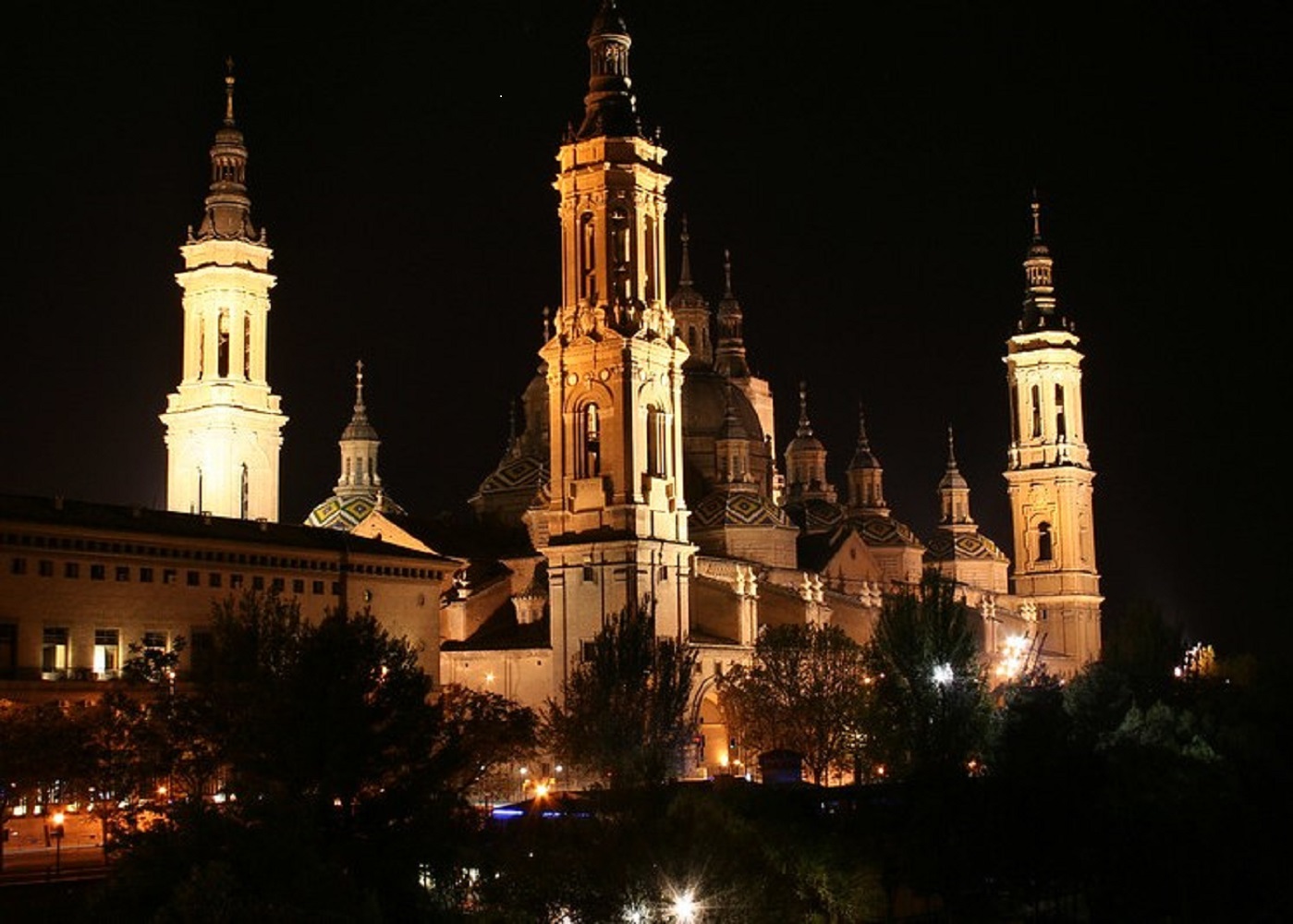 Foto de la Basílica del Pilar, edificio emblemático de Zaragoza, ciudad en la que podrás disfrutar con tu perro de unas merecidas vacaciones.