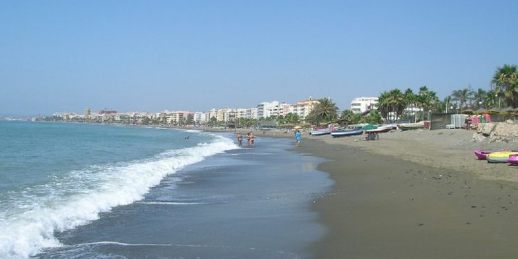 Foto panorámica de la playa de Estepona, lugar ideal para disfrutar con tu perro de unas vacaciones