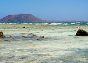 Foto de la Montaña Roja de Corralejo desde la playa. Un sitio idóneo para viajar con tu perro.