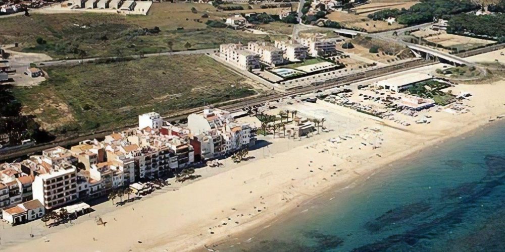 Foto desde el aire donde se puede ver la playa de Torredembarra y los alojamientos que hay en primera línea donde algunos aceptan perros