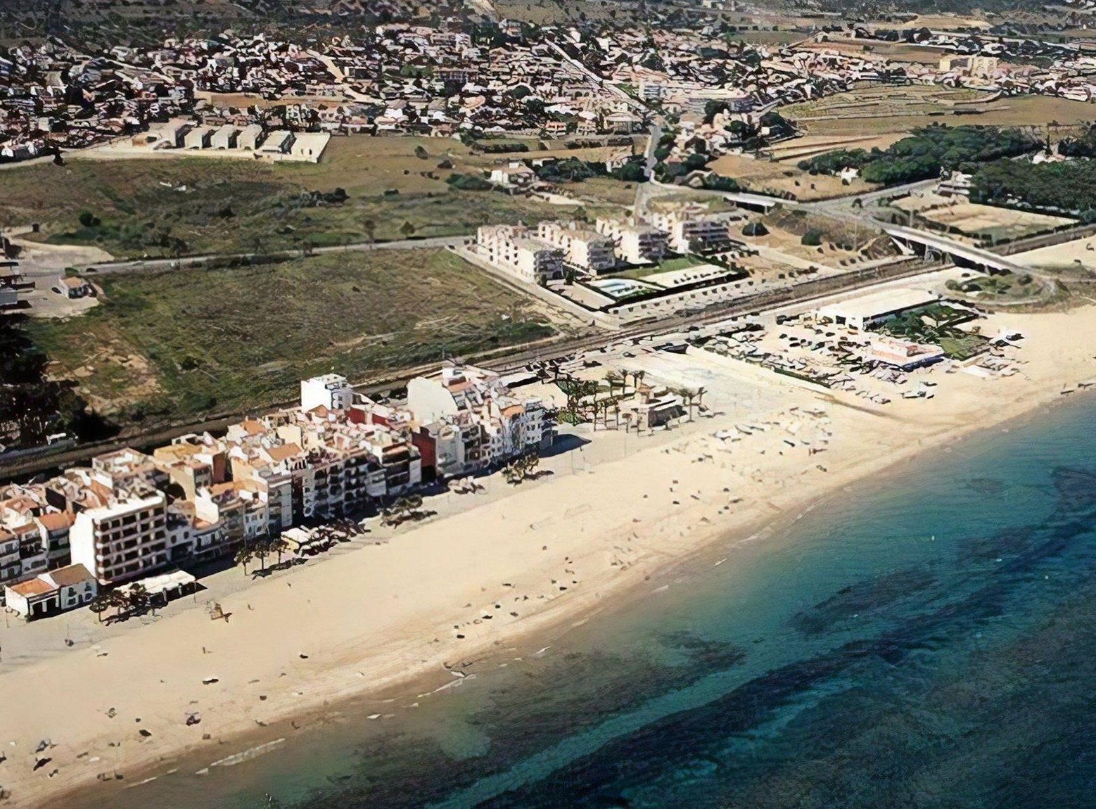 Foto desde el aire donde se puede ver la playa de Torredembarra y los alojamientos que hay en primera línea donde algunos aceptan perros