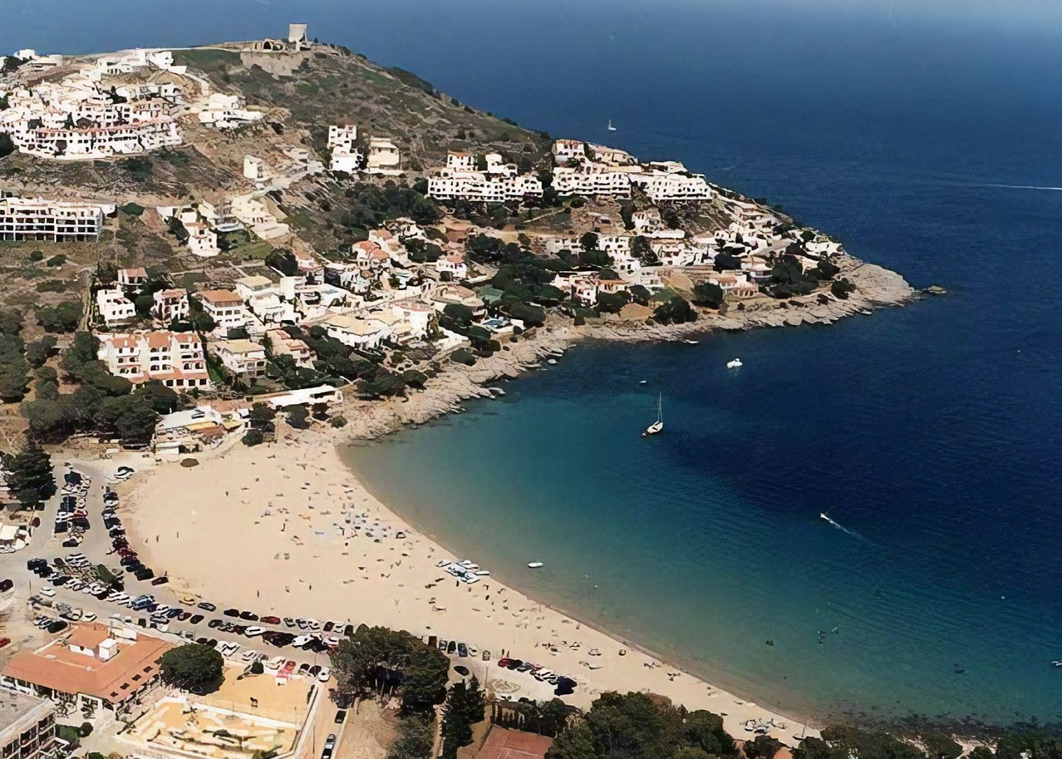 Foto de la playa de Torroella de Montgrí donde se puede ver la población al fondo de la playa sobre una pequeña colina sobre el mar