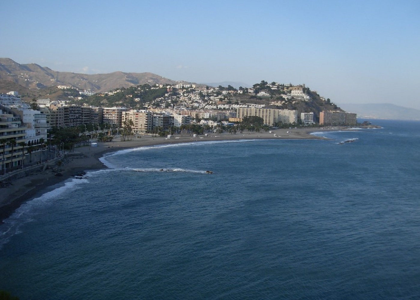 Foto panorámica de la costa de Almuñecar, localidad ideal para ir de vacaciones con tu perro