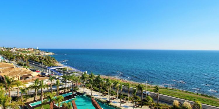 Foto de la playa y el mar de Mijas Costa donde puedes encontrar fantásticos apartamentos que admiten perros GRATIS como los de la foto