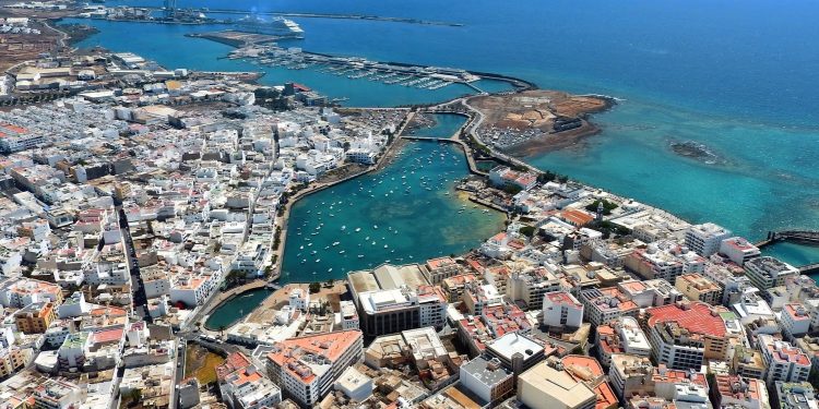 Vista desde el aire de Arrecife donde se puede ver un barco al fondo y donde tiene también muchos alojamientos que aceptan perros