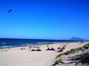 Foto de la playa de Oliva donde se puede ver que es una zona con vientos ideal para ciertos deportes y que cerca puedes encontrar estos apartamentos que admiten perros GRATIS cerca de la playa