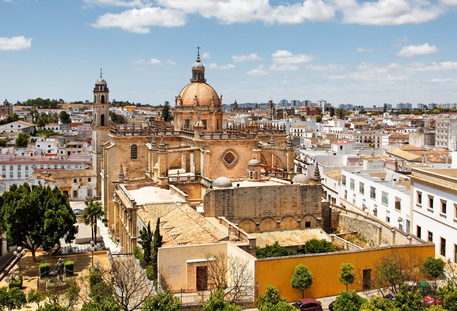 Foto de la Catedral de Jerez de la Frontera con la ciudad al fondo