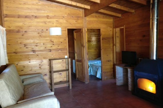 Foto del interior de una cabaña de madera en Cabañas Cortijo el Helao en Jaén
