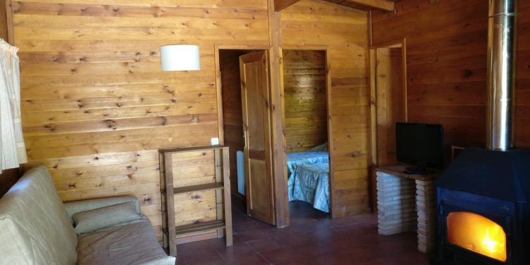 Foto del interior de una cabaña de madera en Cabañas Cortijo el Helao en Jaén