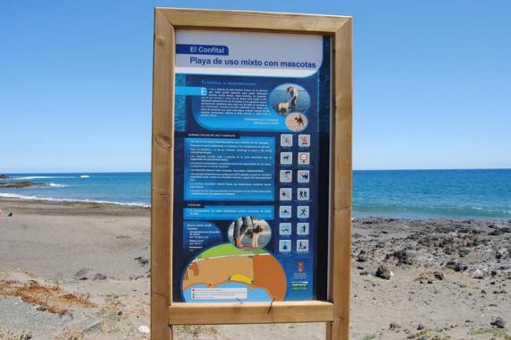 Vista del cartel en playa para perros El Confital