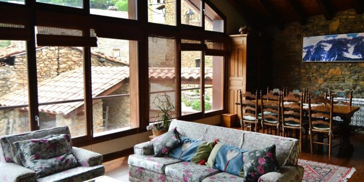Foto del salón de esta rústica y típica casa de montaña en el pirineo de Lleida donde tu perro puede alojarse gratis