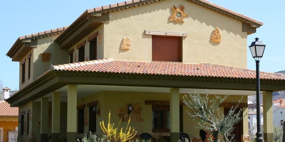 Foto de los jardines y del exterior de Casas Rurales La Solana donde te puedes alojar con tu perro GRATIS en este precioso lugar de Cuenca
