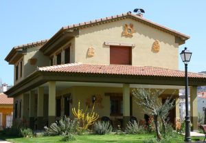 Foto de los jardines y del exterior de Casas Rurales La Solana donde te puedes alojar con tu perro GRATIS en este precioso lugar de Cuenca