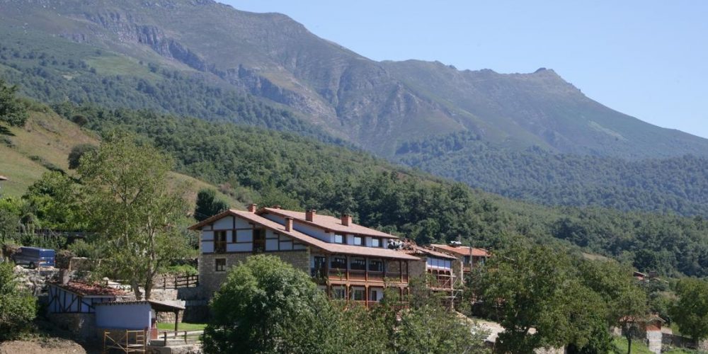 Vista desde lejos de Viviendas Rurales Peña Sagra, uno de los mejores hoteles rurales que puedes visitar en Cantabria