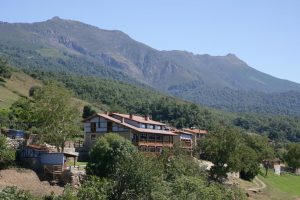 Vista desde lejos de Viviendas Rurales Peña Sagra, uno de los mejores hoteles rurales que puedes visitar en Cantabria